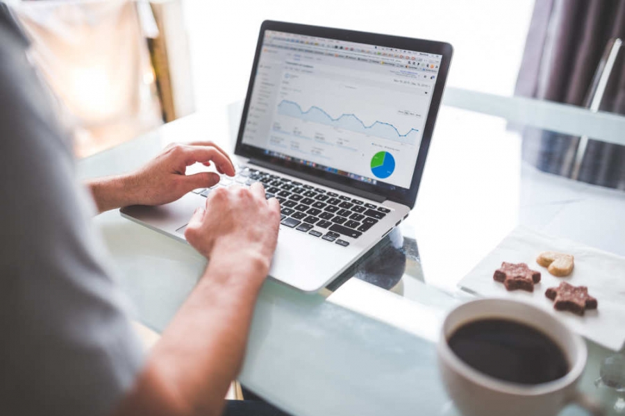 Bild von einem Mann am Macbook mit Google Analytics