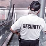 Bild von einer Security auf der Rolltreppe