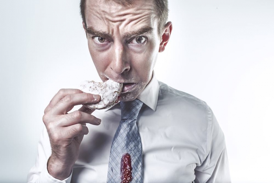 Bild von einem Mann der einen Keks isst