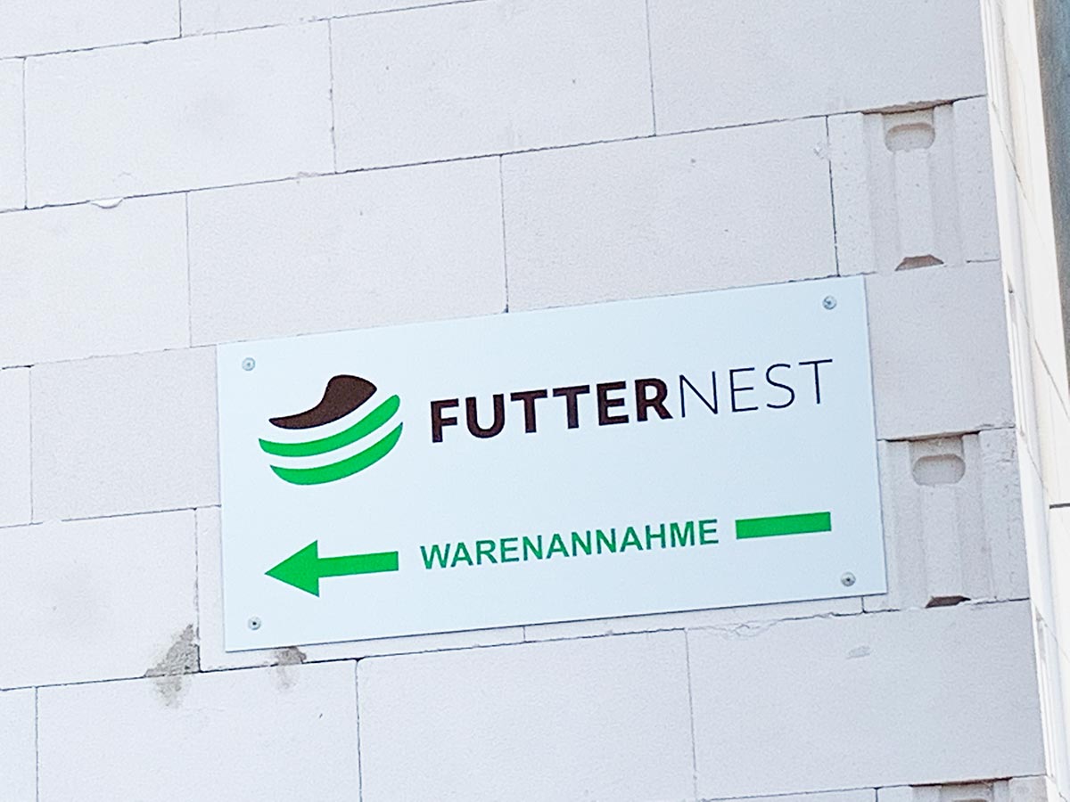 Bild vom Schild des Futternest Lager